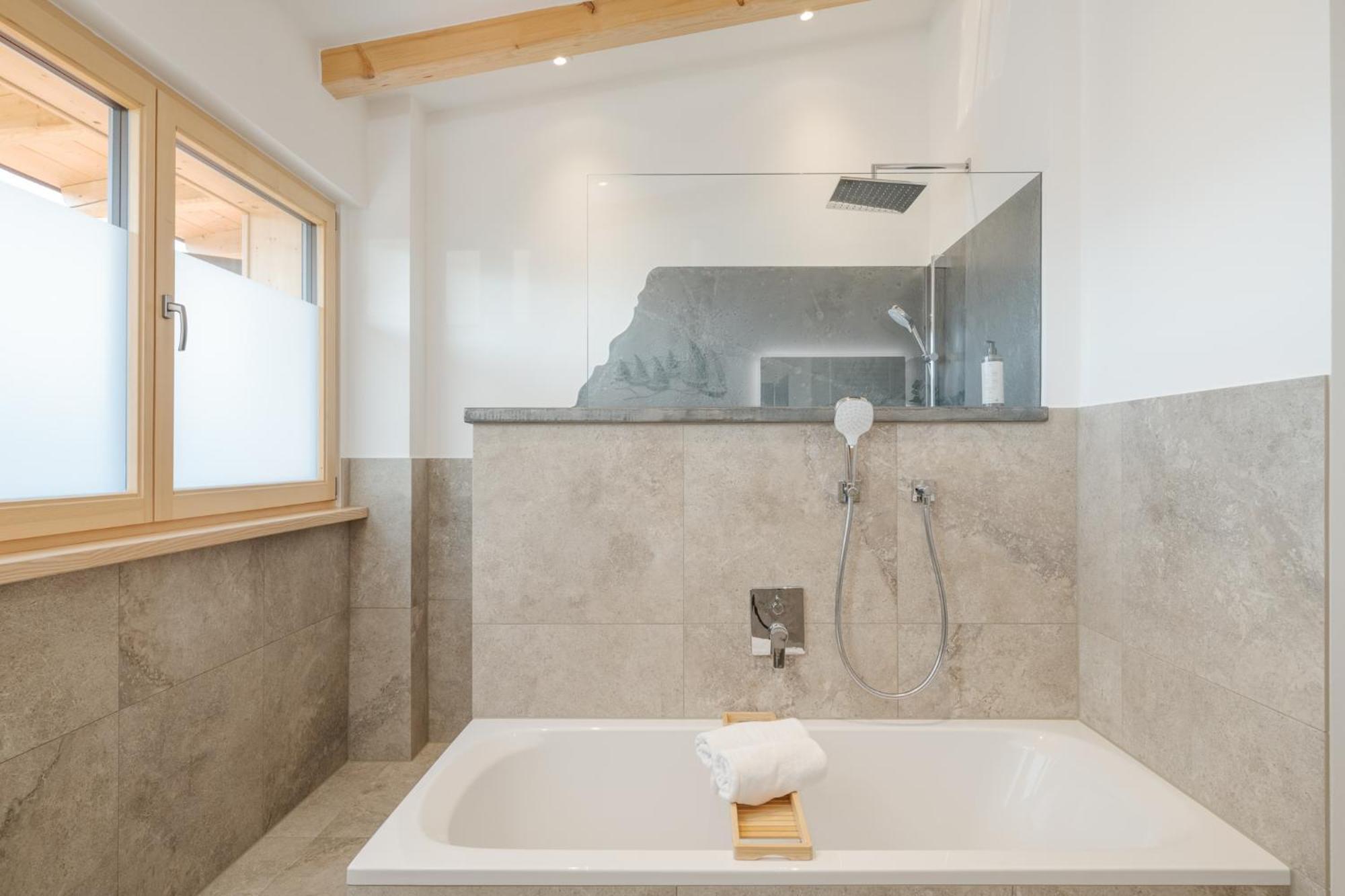 Fenjoy: Ferienapartment Mit Bergblick / Balkon / Bbq Бернау ам Кимзе Екстериор снимка